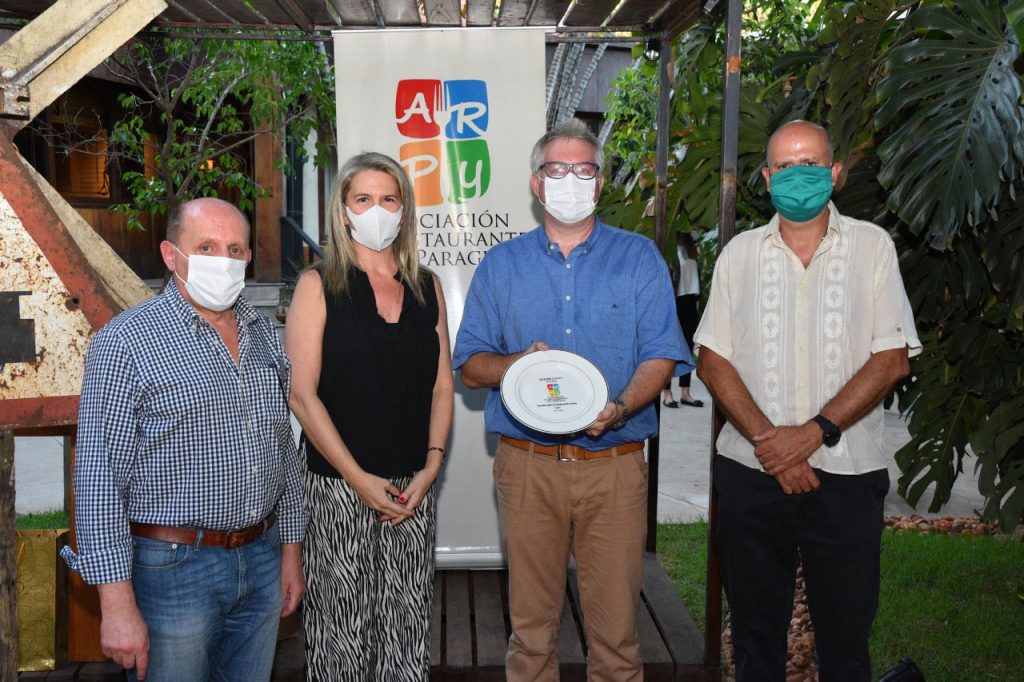 Presidente Oliver Gayet , recibe el reconocimiento de miembros de la comision directiva Alejandro Conti . Leticia Vallejos , Jorge Paredes